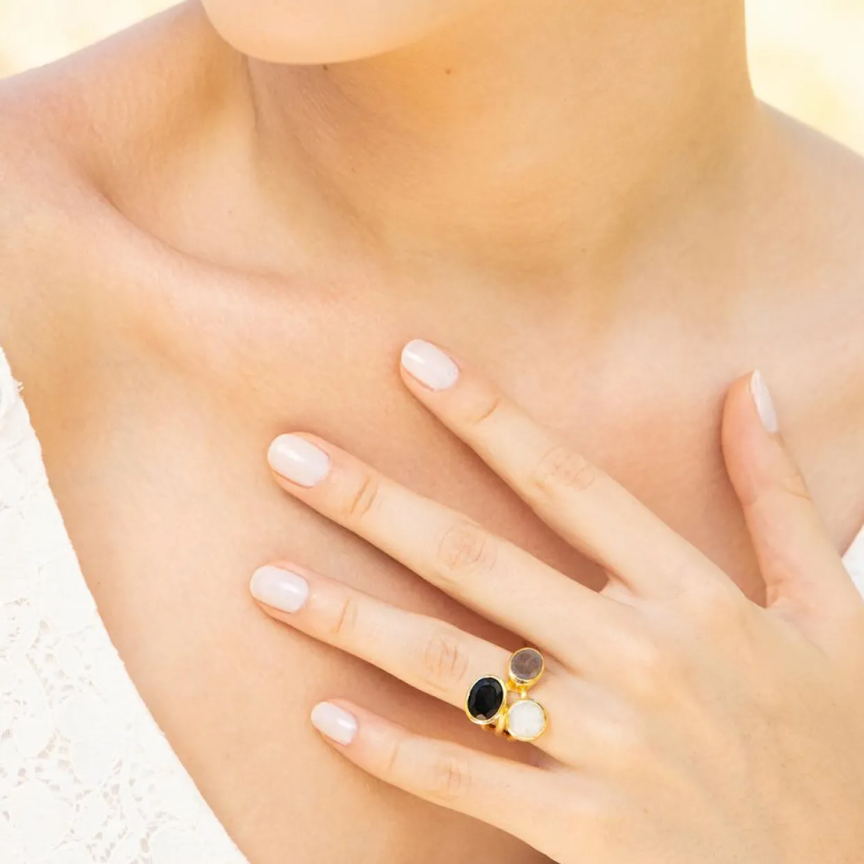 Bague Mariel Onyx & Labradorite en laiton doré-Moonstone Sale