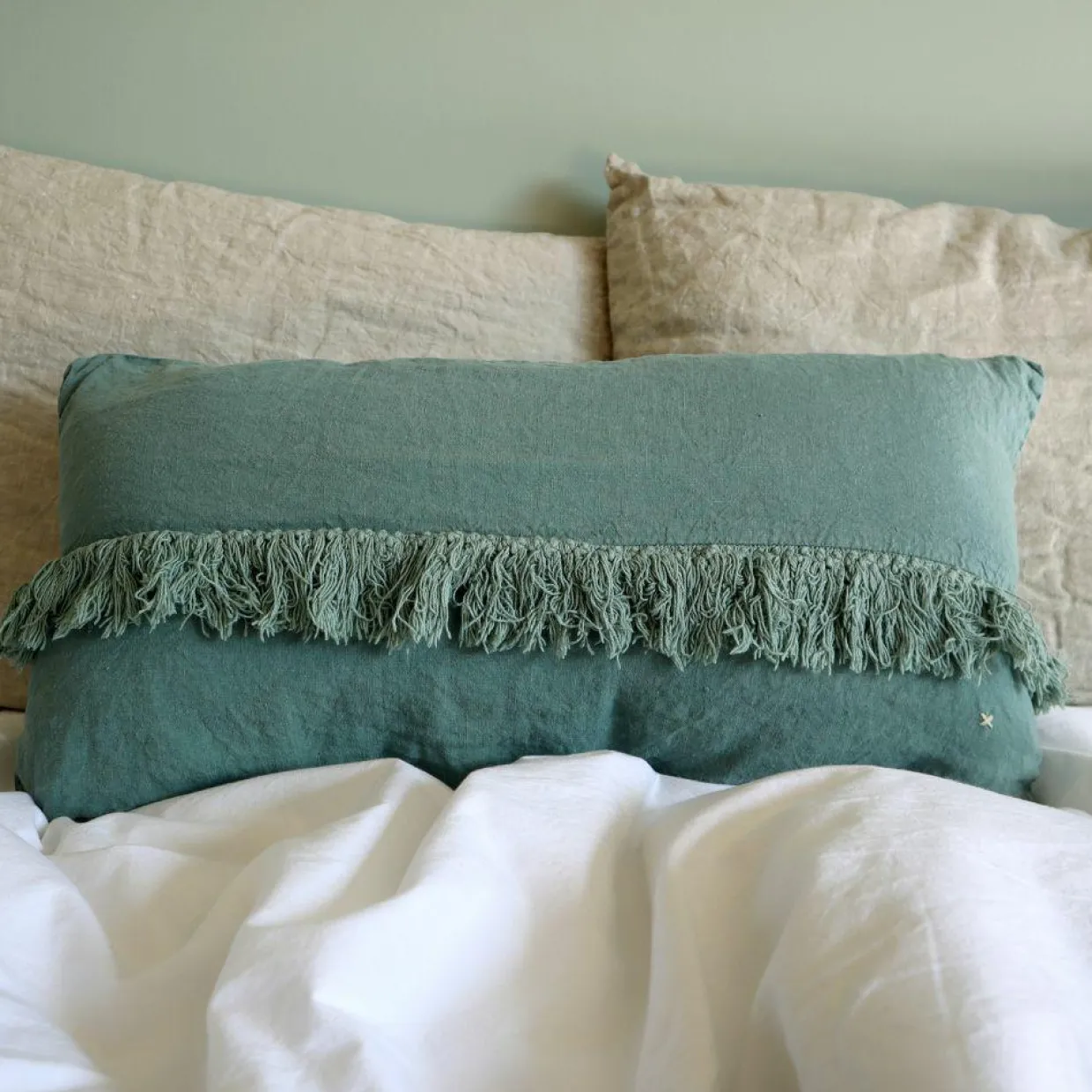 Coussin en lin frangé bleu 30x60cm-Bed and Philosophy Online