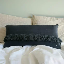 Coussin en lin frangé noir 30x60cm-Bed and Philosophy Online