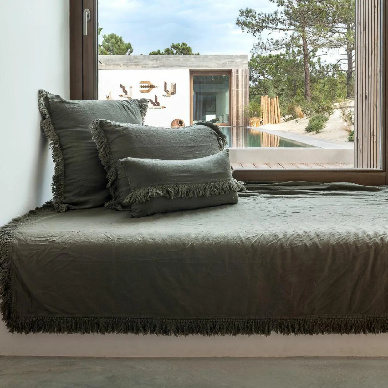 Coussin en lin frangé vert 30x60cm-Bed and Philosophy