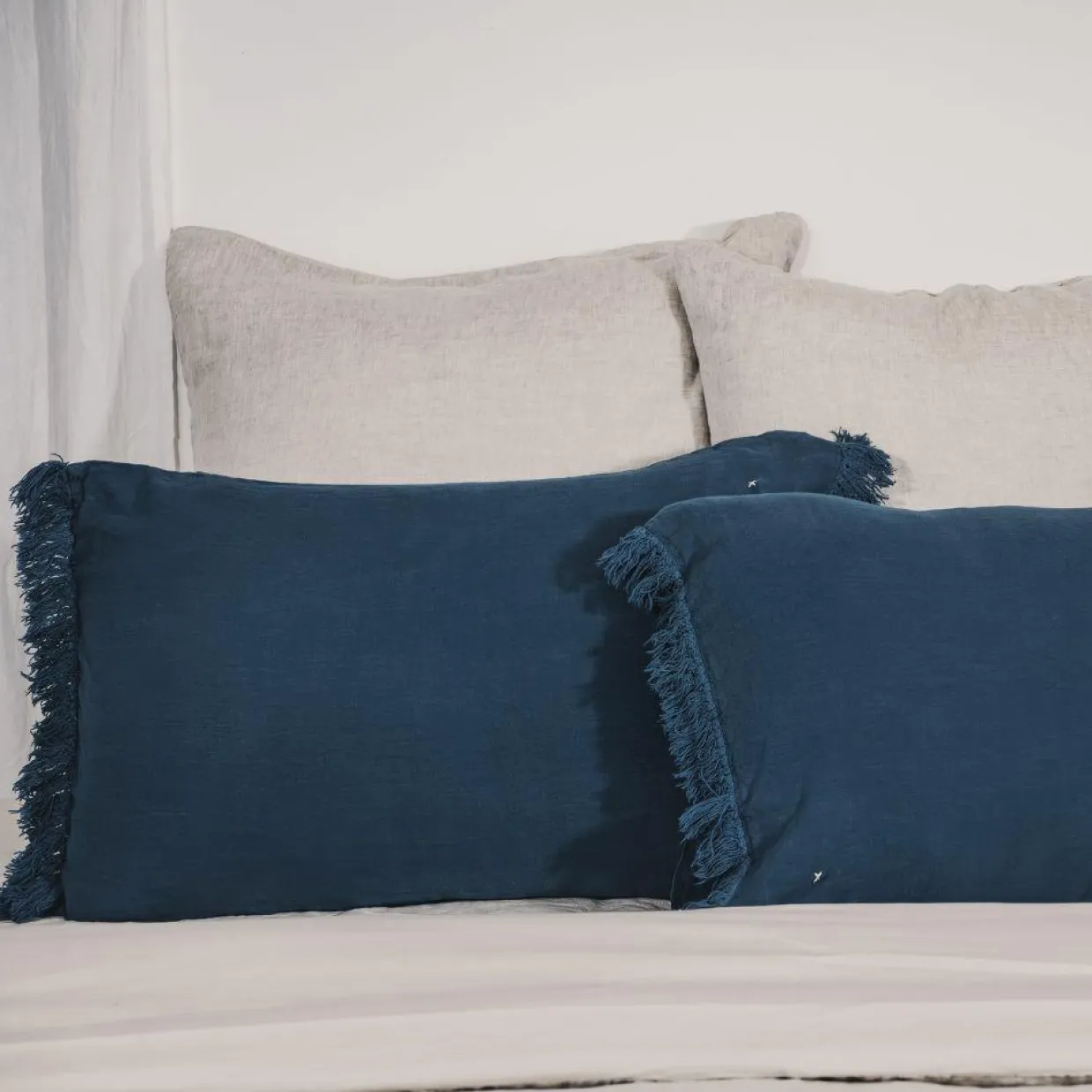 Coussin frangé en lin bleu 50x70cm-Bed and Philosophy