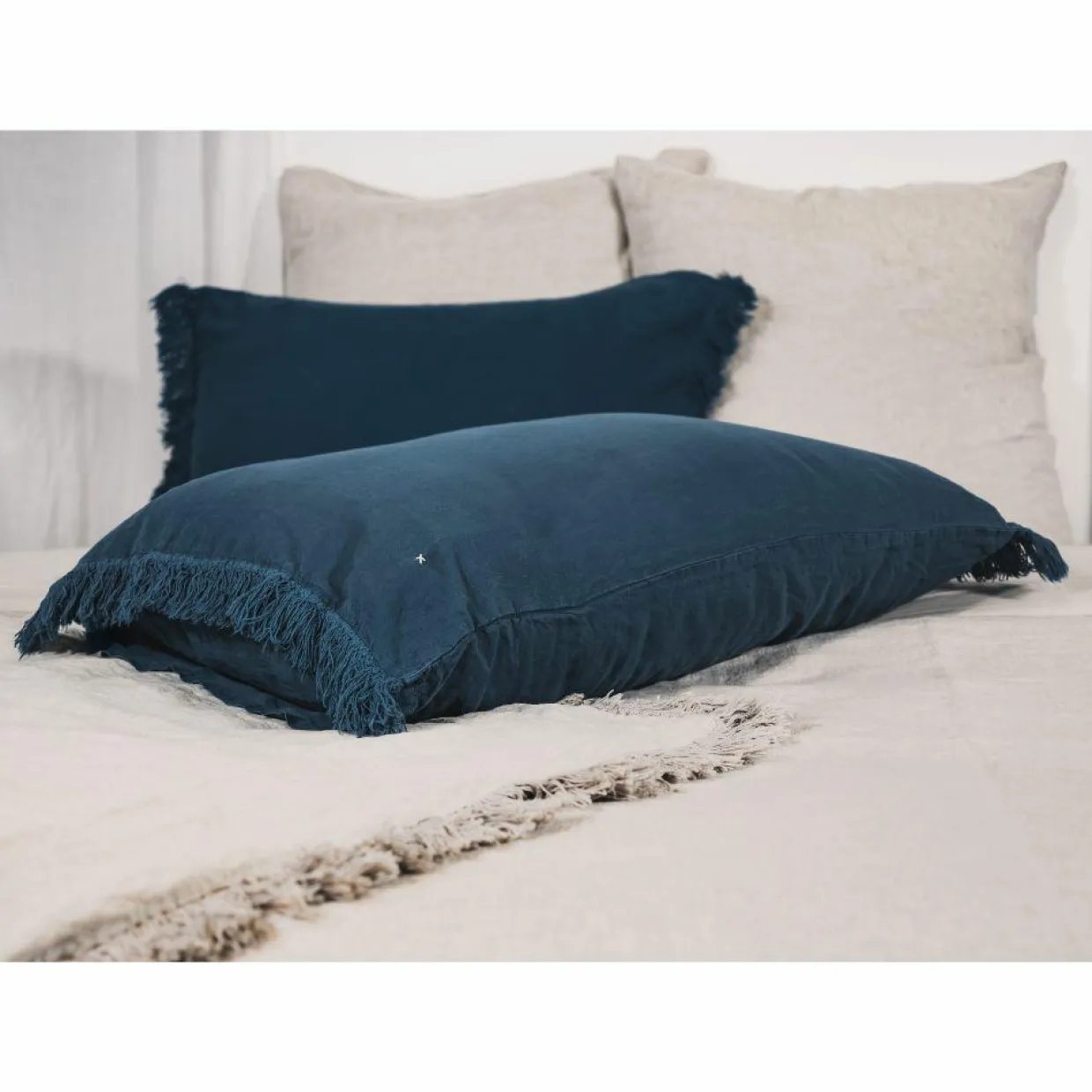 Coussin frangé en lin bleu 50x70cm-Bed and Philosophy