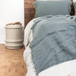 Coussin frangé en lin bleu 50x70cm-Bed and Philosophy
