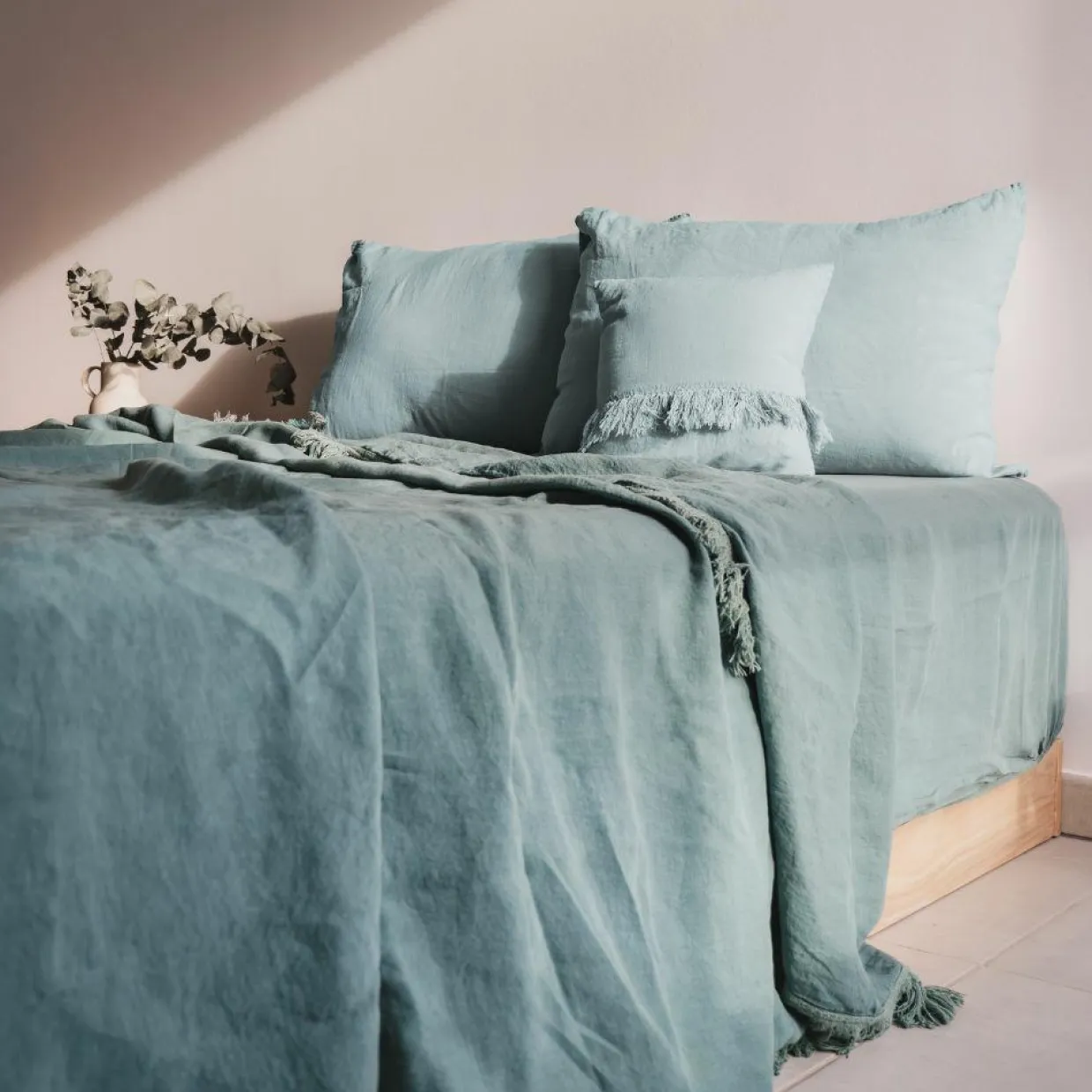 Coussin frangé en lin bleu 50x70cm-Bed and Philosophy