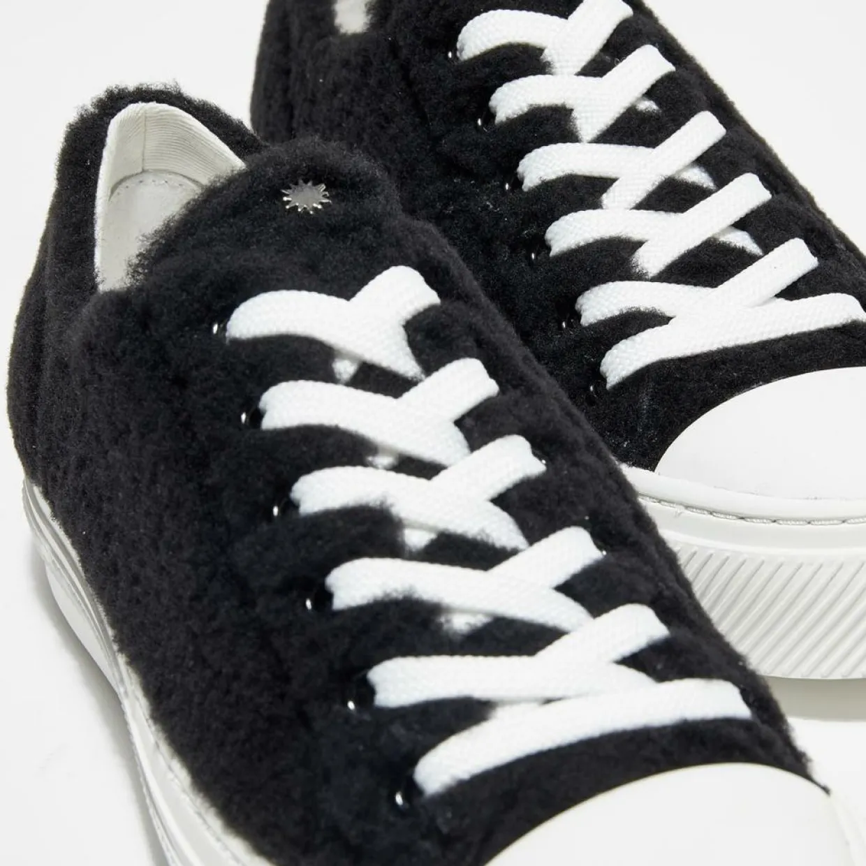 Femme Stuart Weitzman Baskets^Sneakers en Peau de Mouton Ollie Chill noires